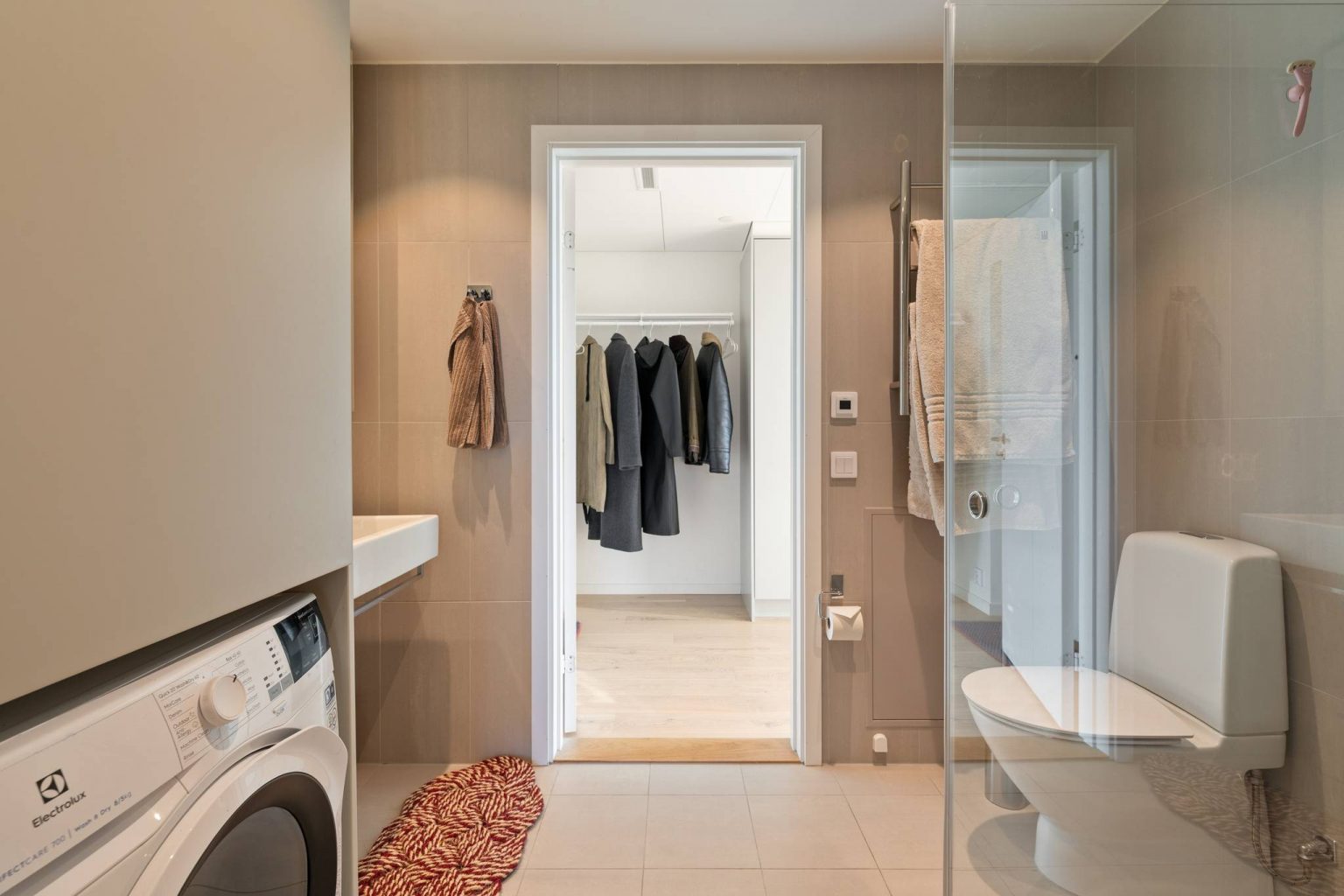 salle de bain grise et design deux-pièces 55m2 tour Karlatornet Göteborg