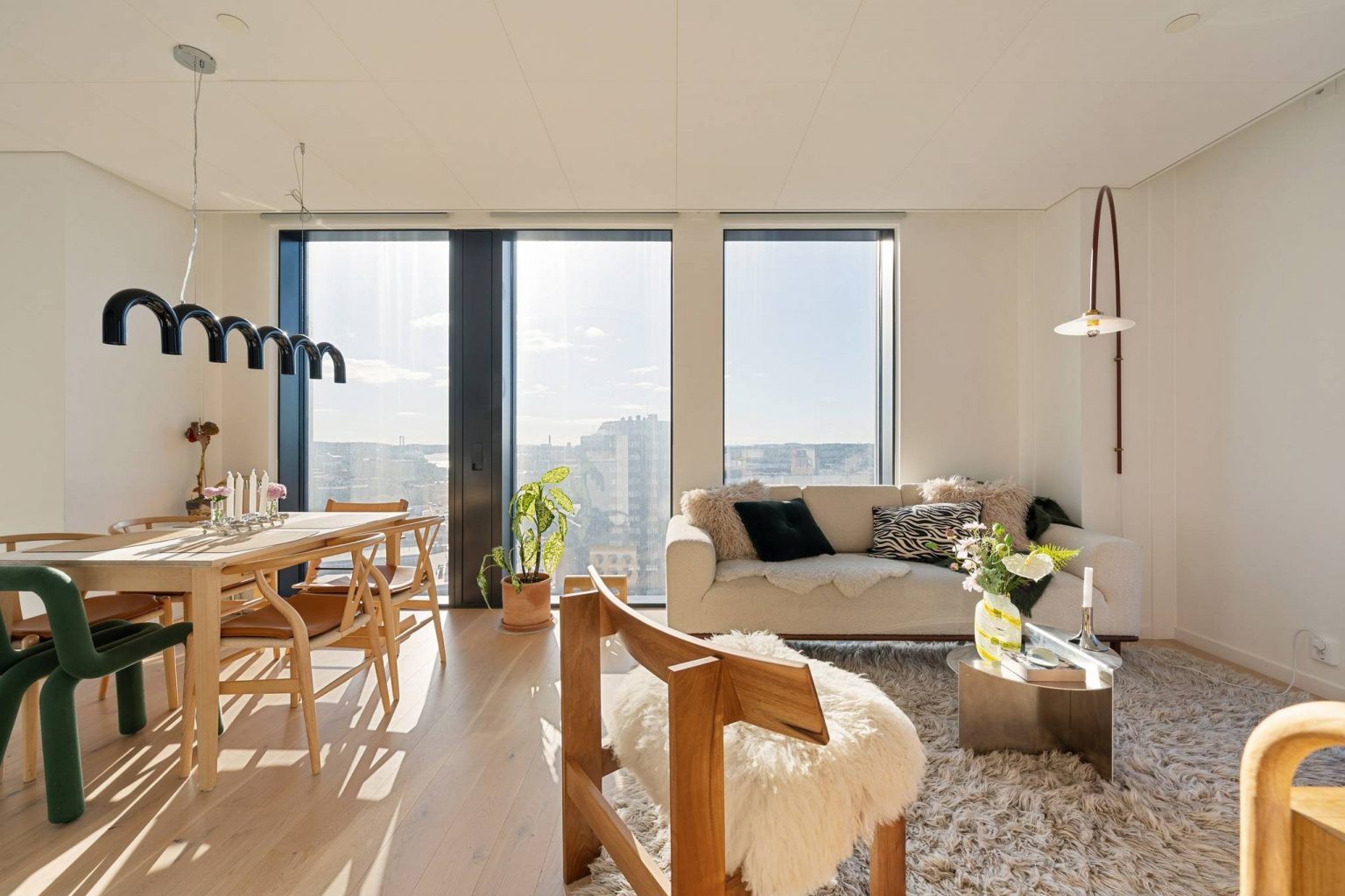 salle à manger suspension Arch et salon décoration design et scandinave deux-pièces 55m2 tour Karlatornet Göteborg