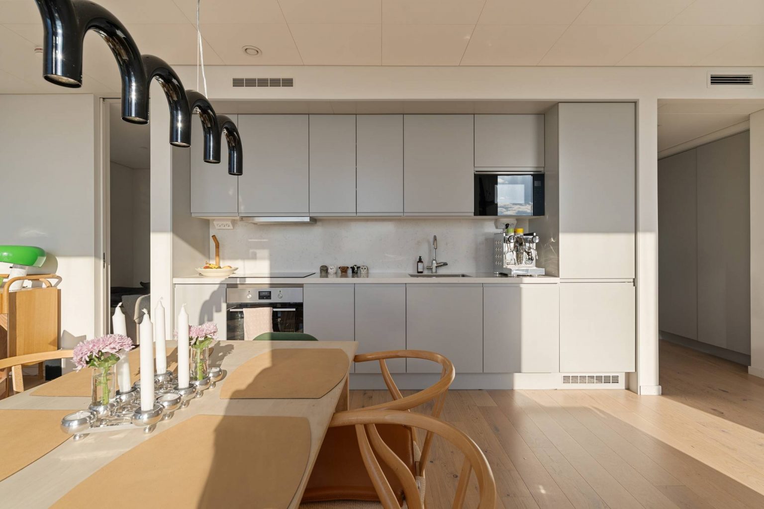 salle à manger suspension Arch et cuisine décoration design et scandinave deux-pièces 55m2 tour Karlatornet Göteborg