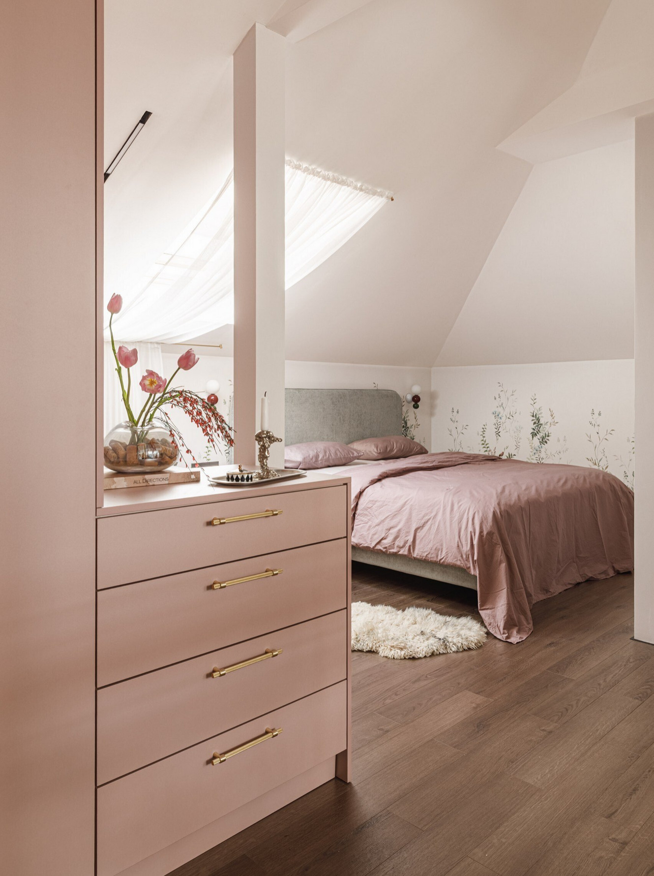 chambre mansardée décoration contemporaine rose chambre mansardée décoration contemporaine rose