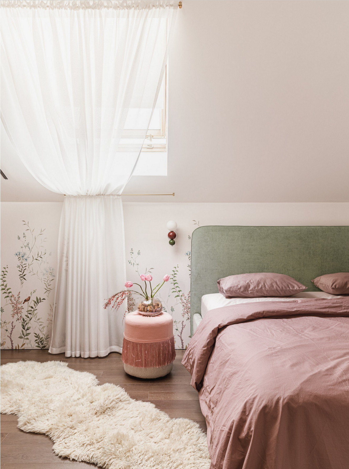 chambre mansardée décoration contemporaine rose et verte chambre mansardée décoration contemporaine rose et verte