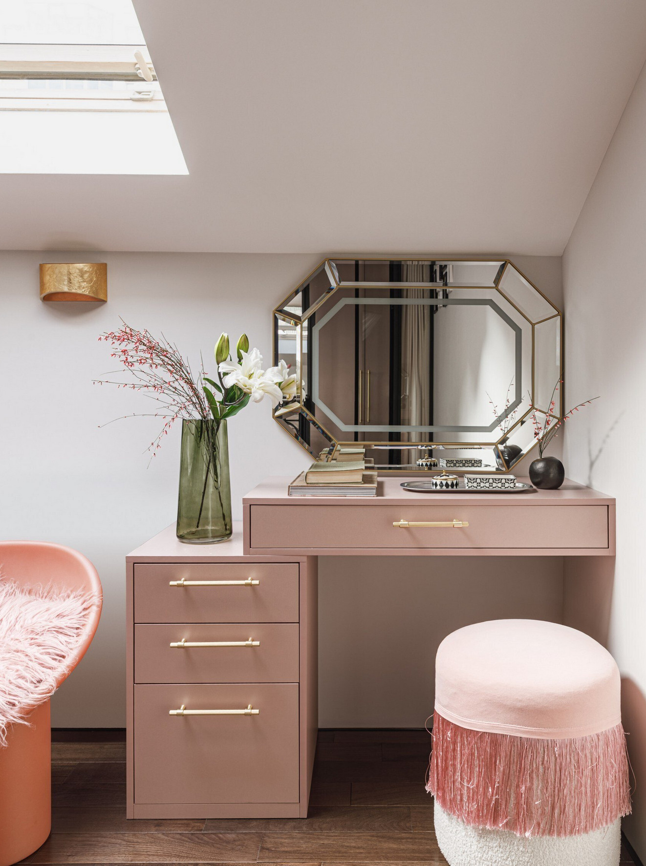 chambre mansardée avec coiffeuse décoration contemporaine rose chambre mansardée avec coiffeuse décoration contemporaine rose