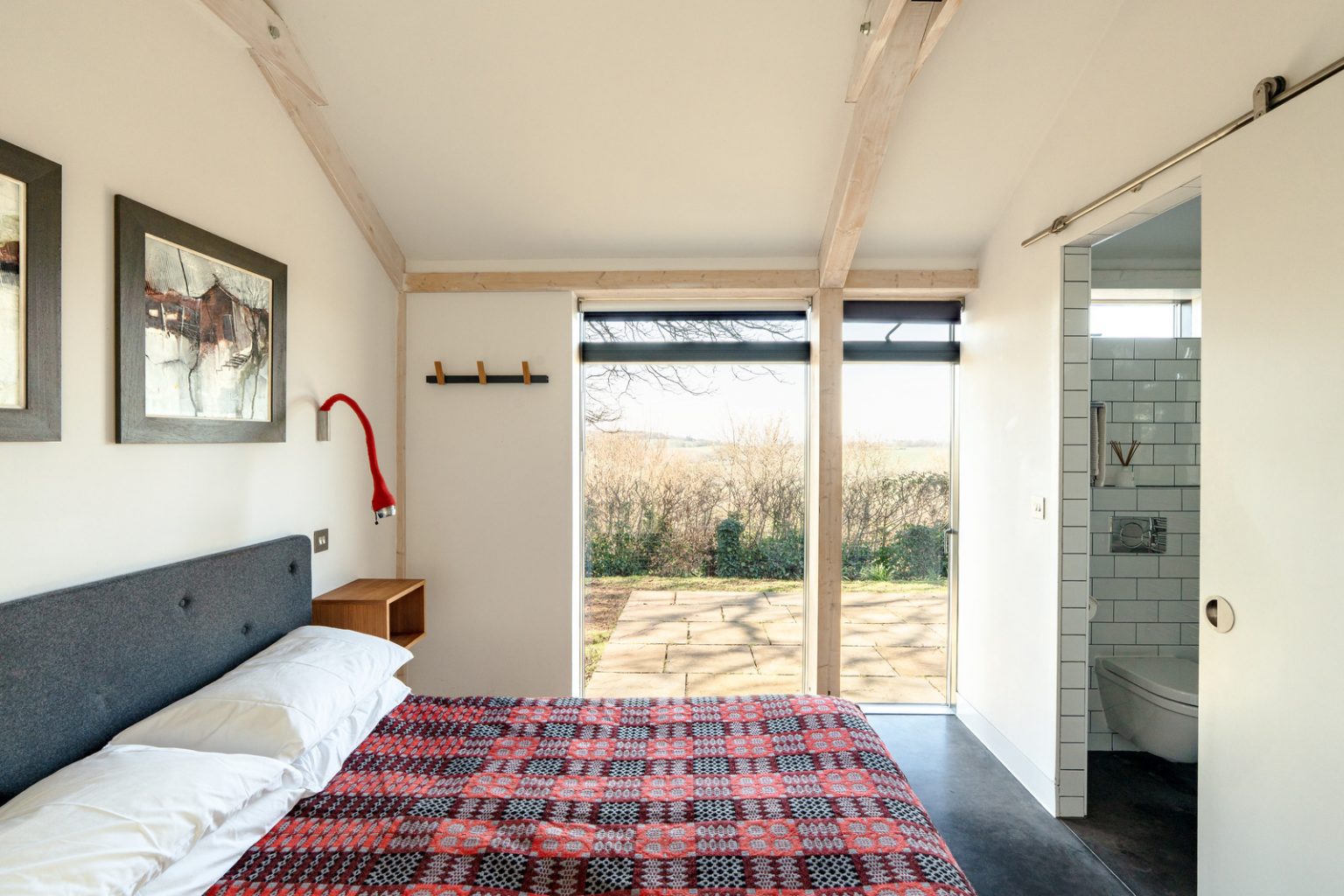 chambre avec sol en béton ciré baies vitrées maison contemporaine The Chicken Shed Pays de Galles