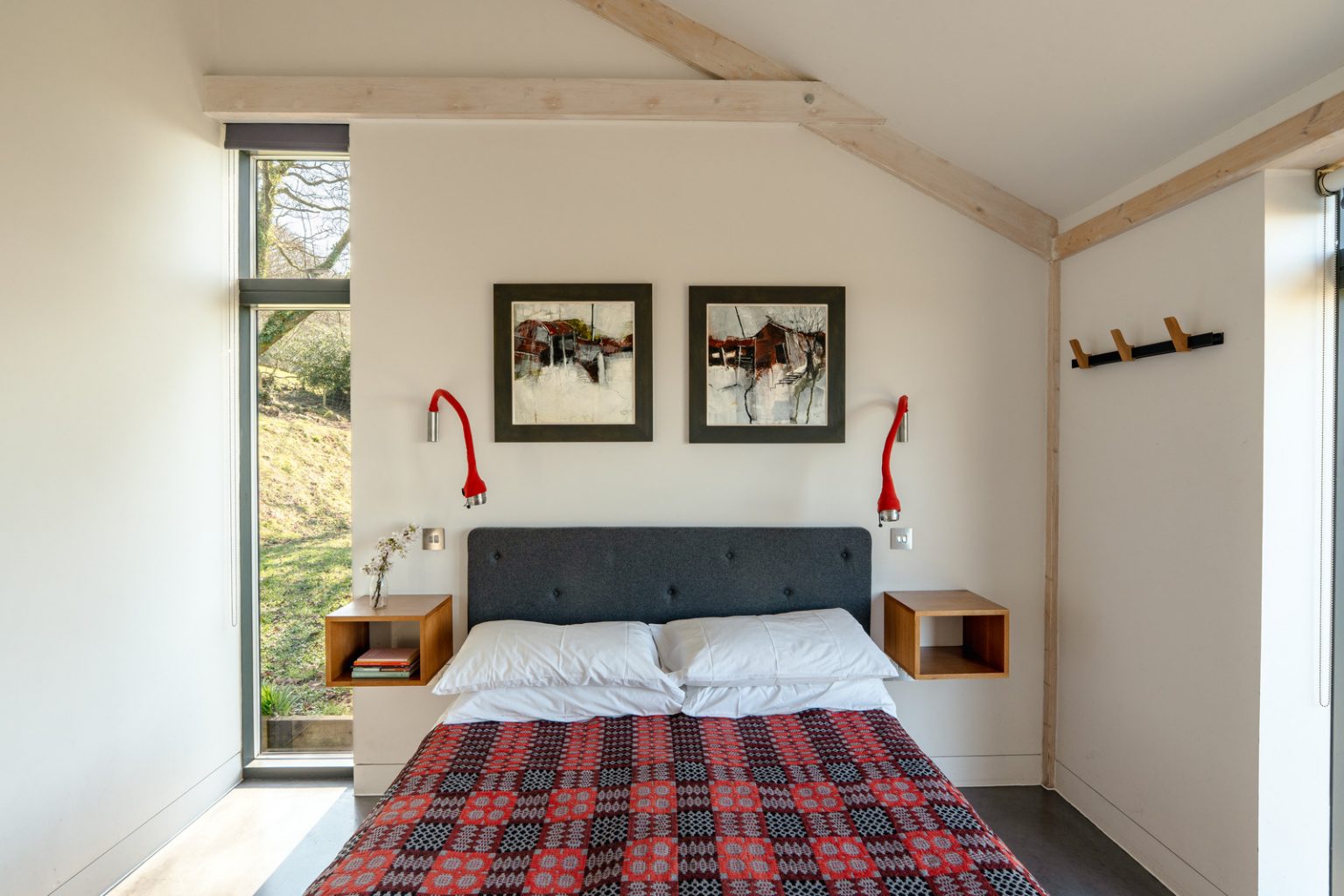 chambre avec sol en béton ciré baies vitrées maison contemporaine The Chicken Shed Pays de Galles