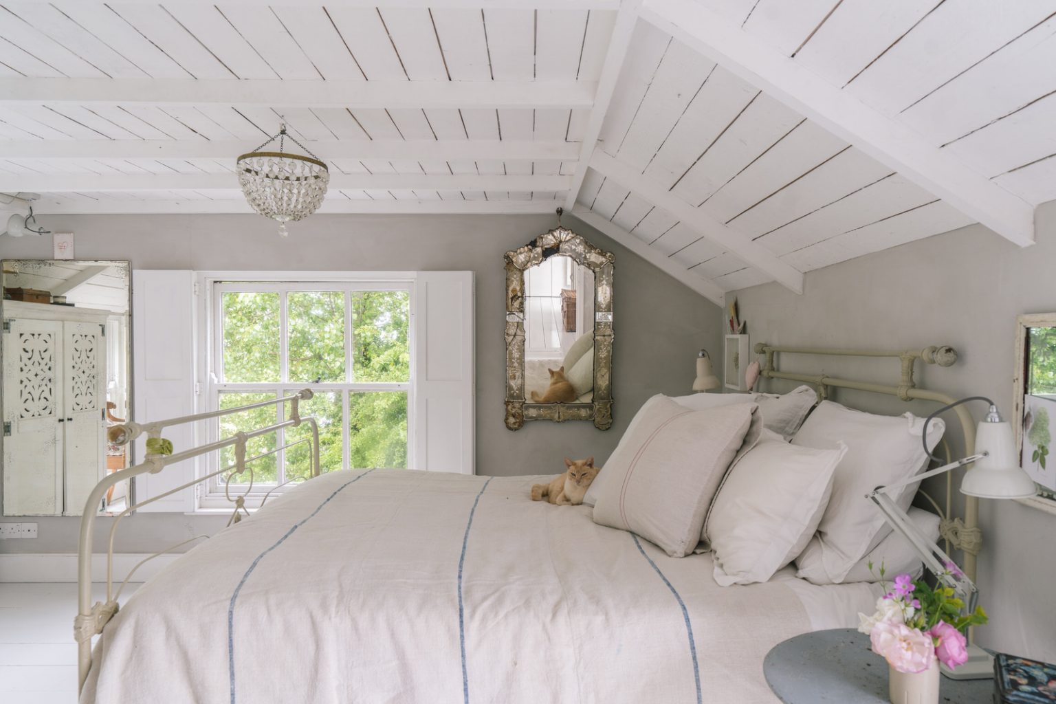 chambre mansardée maison anglaise décoration country chic blanche