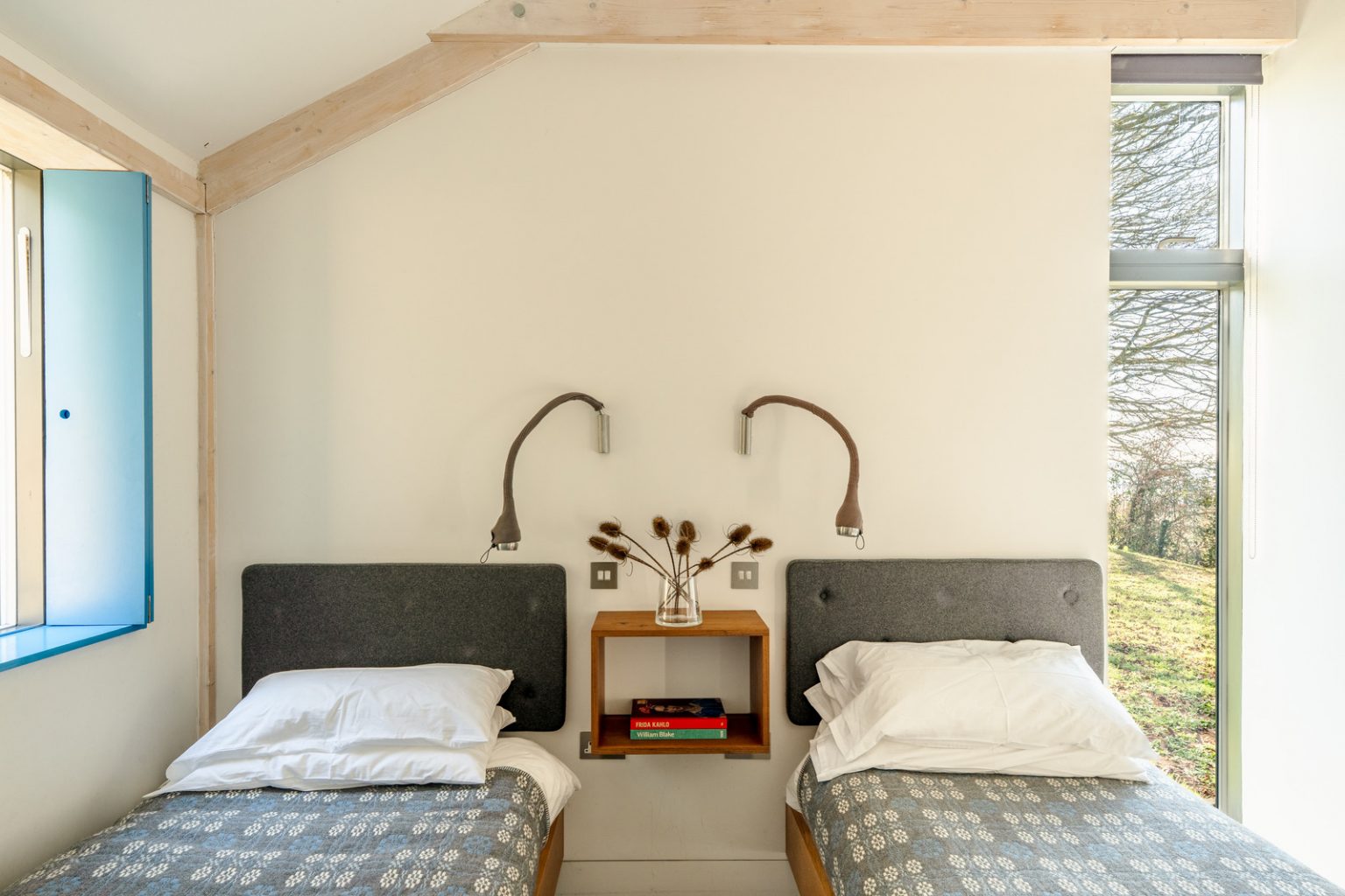 chambre avec sol en béton ciré baies vitrées maison contemporaine The Chicken Shed Pays de Galles