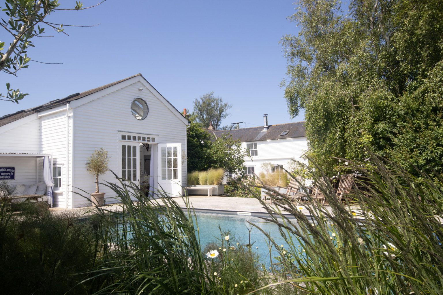maison anglaise avec piscine dans la campagne bardée de blanc