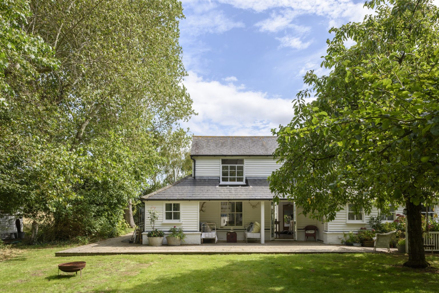 maison anglaise dans la campagne bardée de blanc