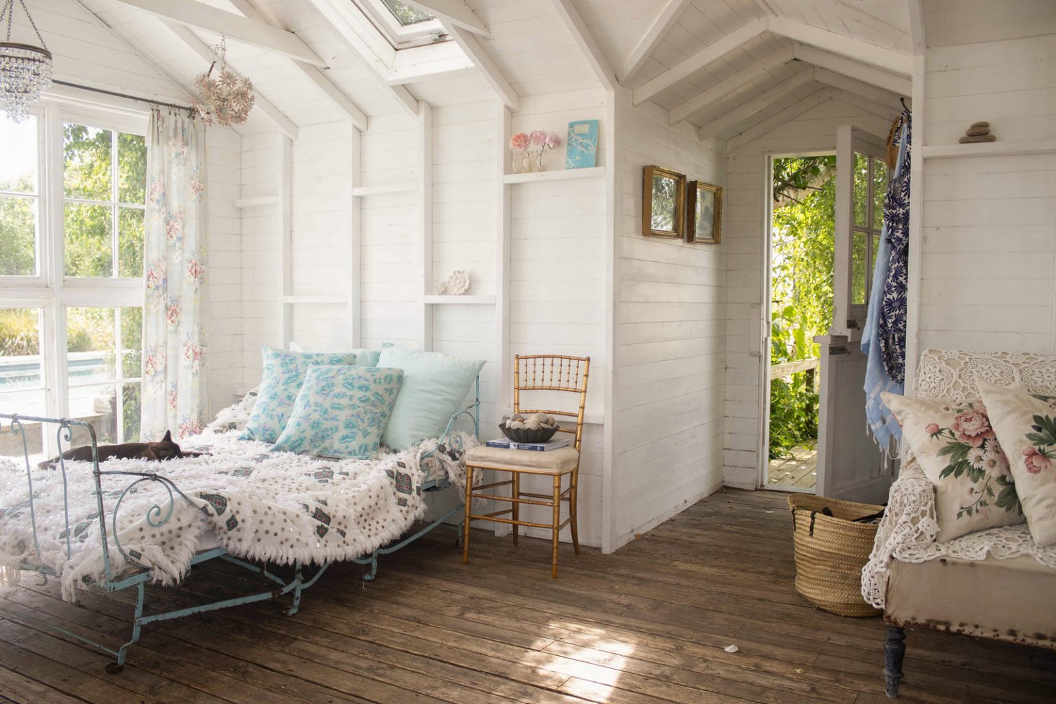 chambre maison anglaise dans la campagne bardée de blanc