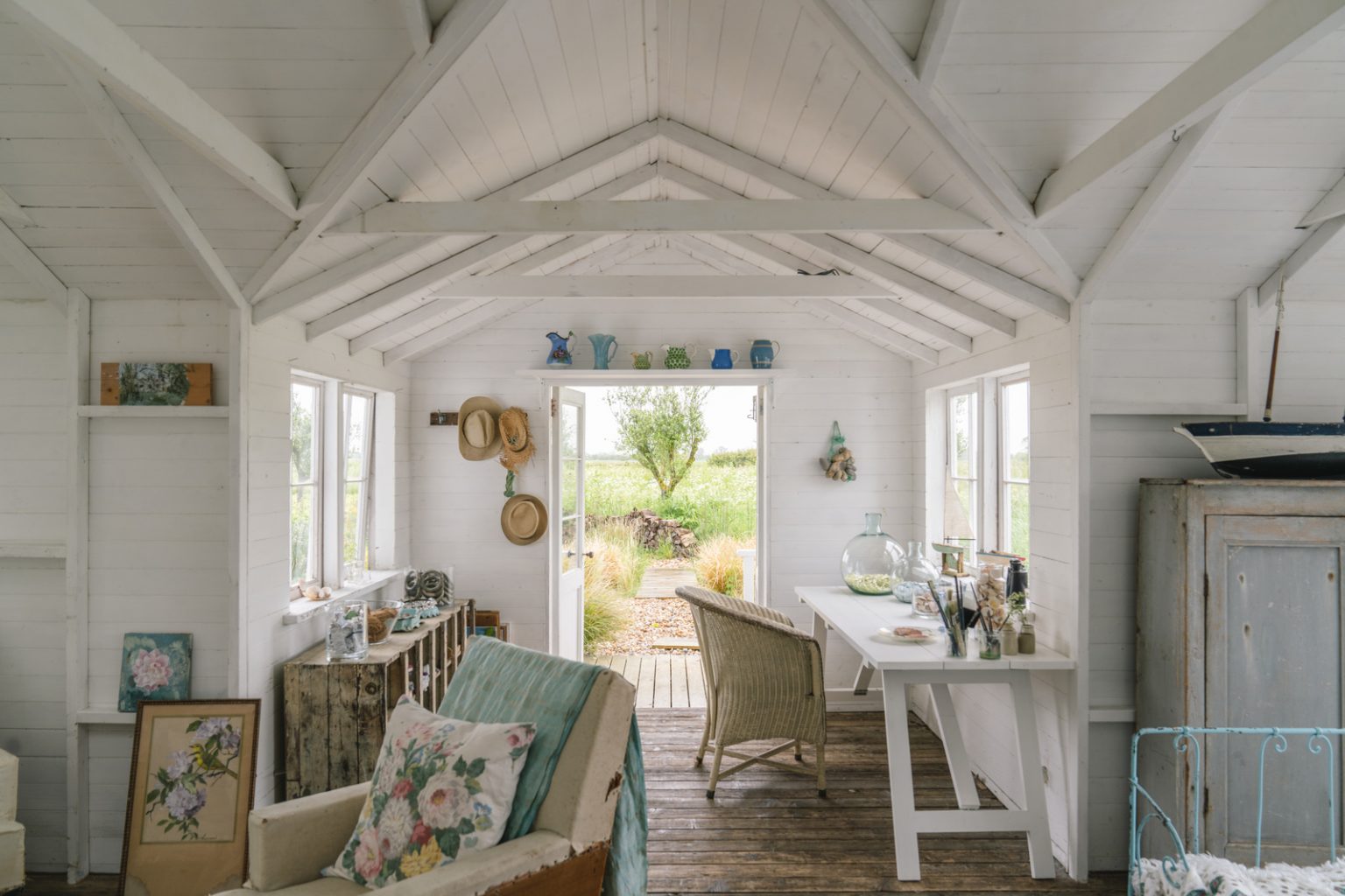 salon maison anglaise dans la campagne bardée de blanc