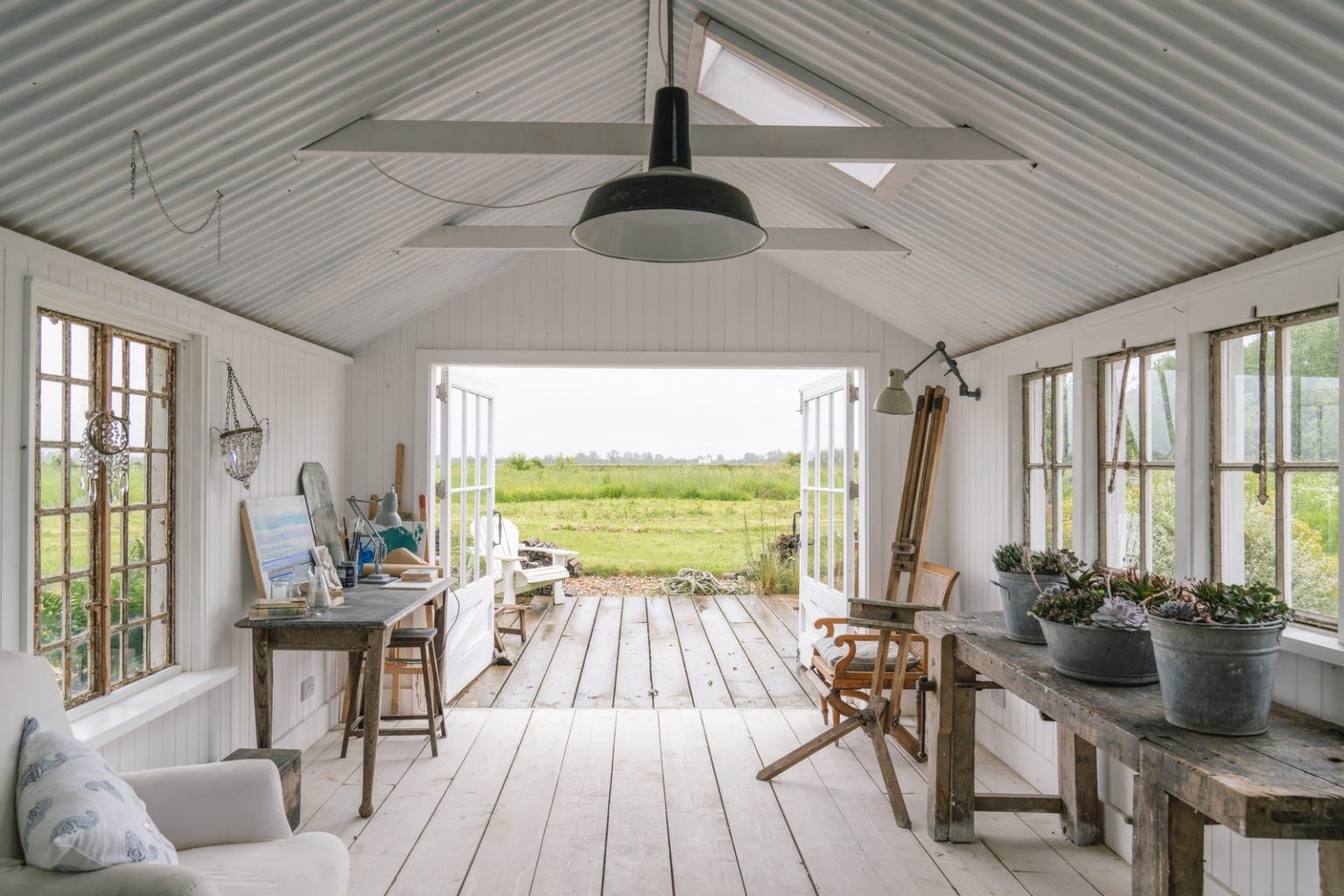salon maison anglaise dans la campagne bardée de blanc