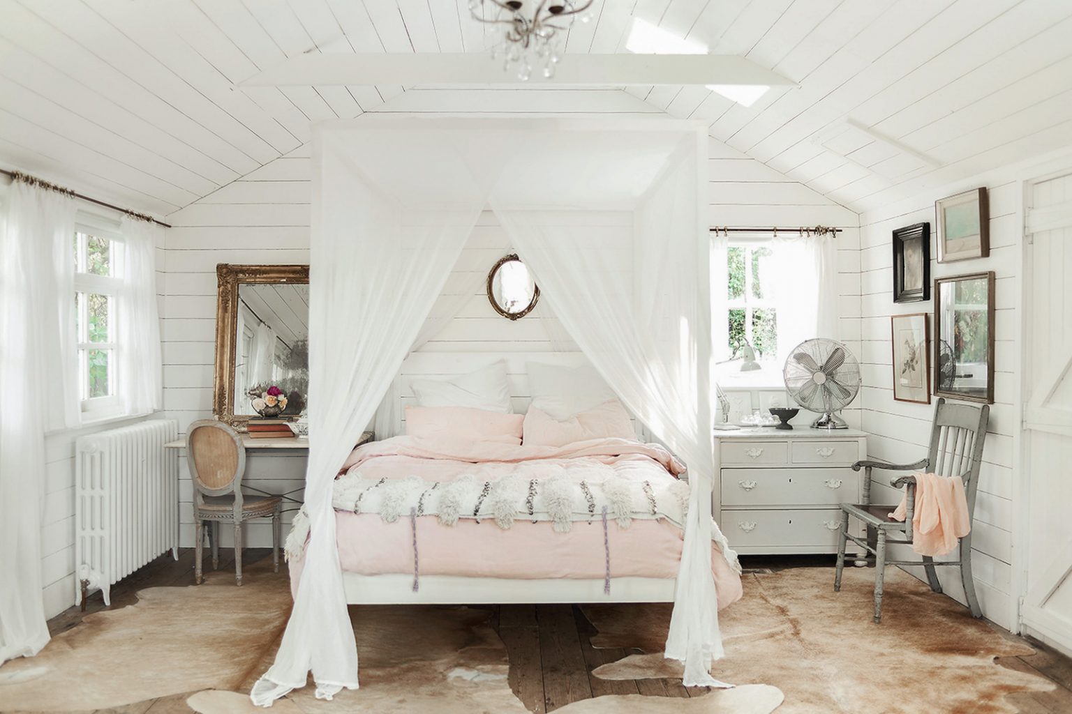 chambre avec lit baldaquin blanc maison anglaise dans la campagne bardée de blanc