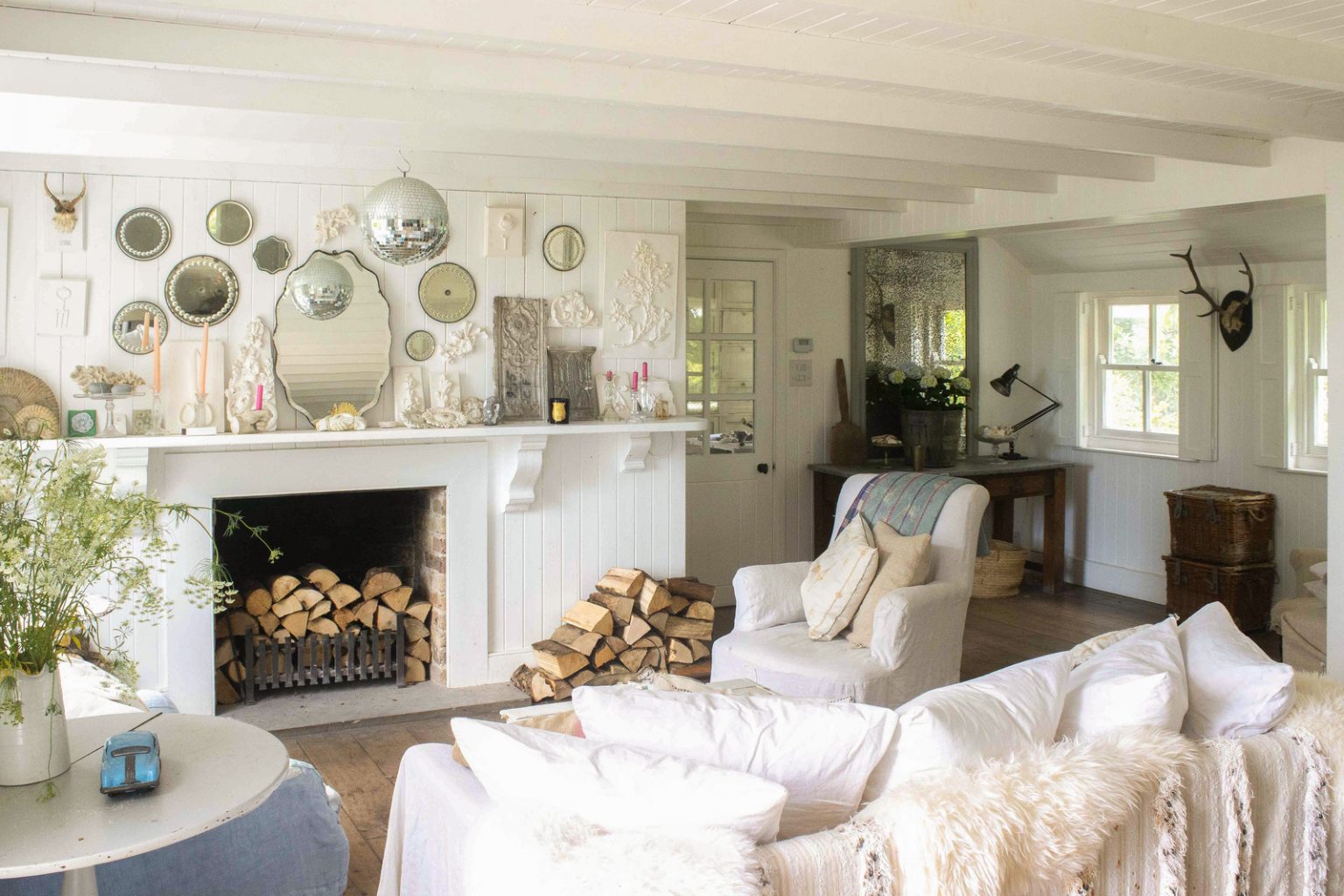 salon avec cheminée maison anglaise décoration country chic blanche