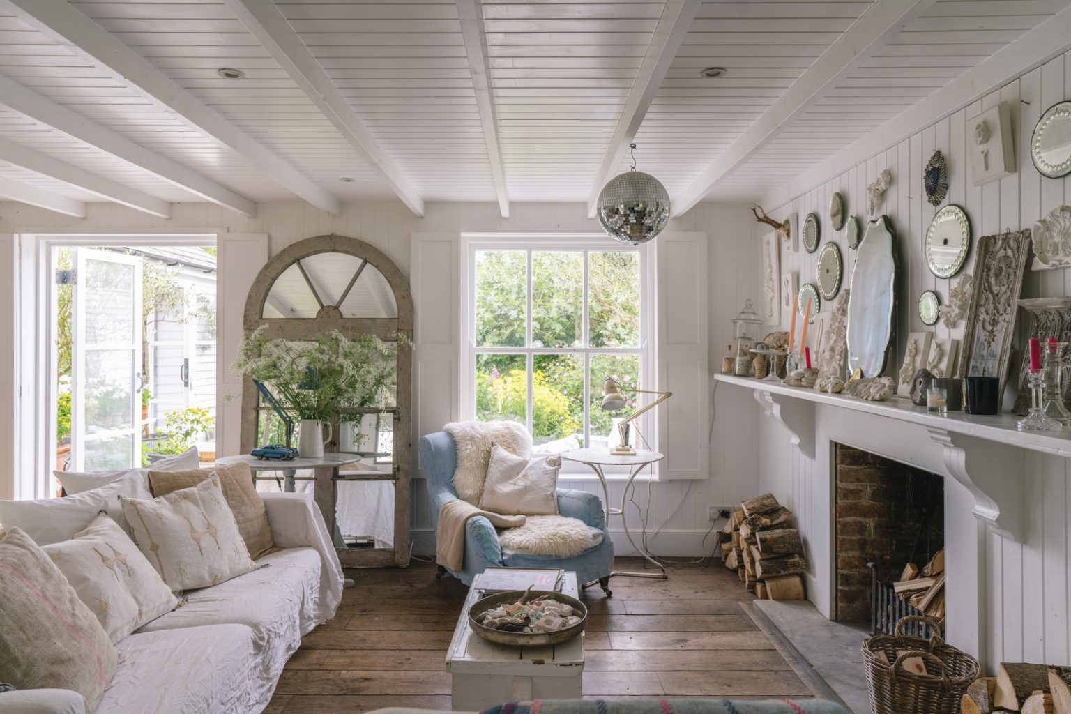 salon avec cheminée maison anglaise décoration country chic blanche