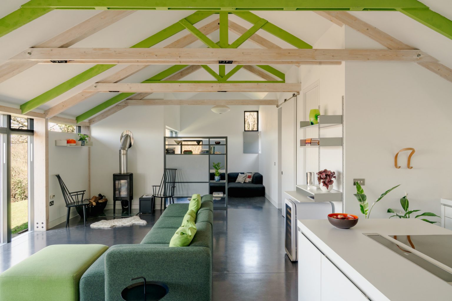 cuisine ouverte et salon avec sol en béton ciré baies vitrées plafond décloisonné décoration design maison contemporaine The Chicken Shed Pays de Galles