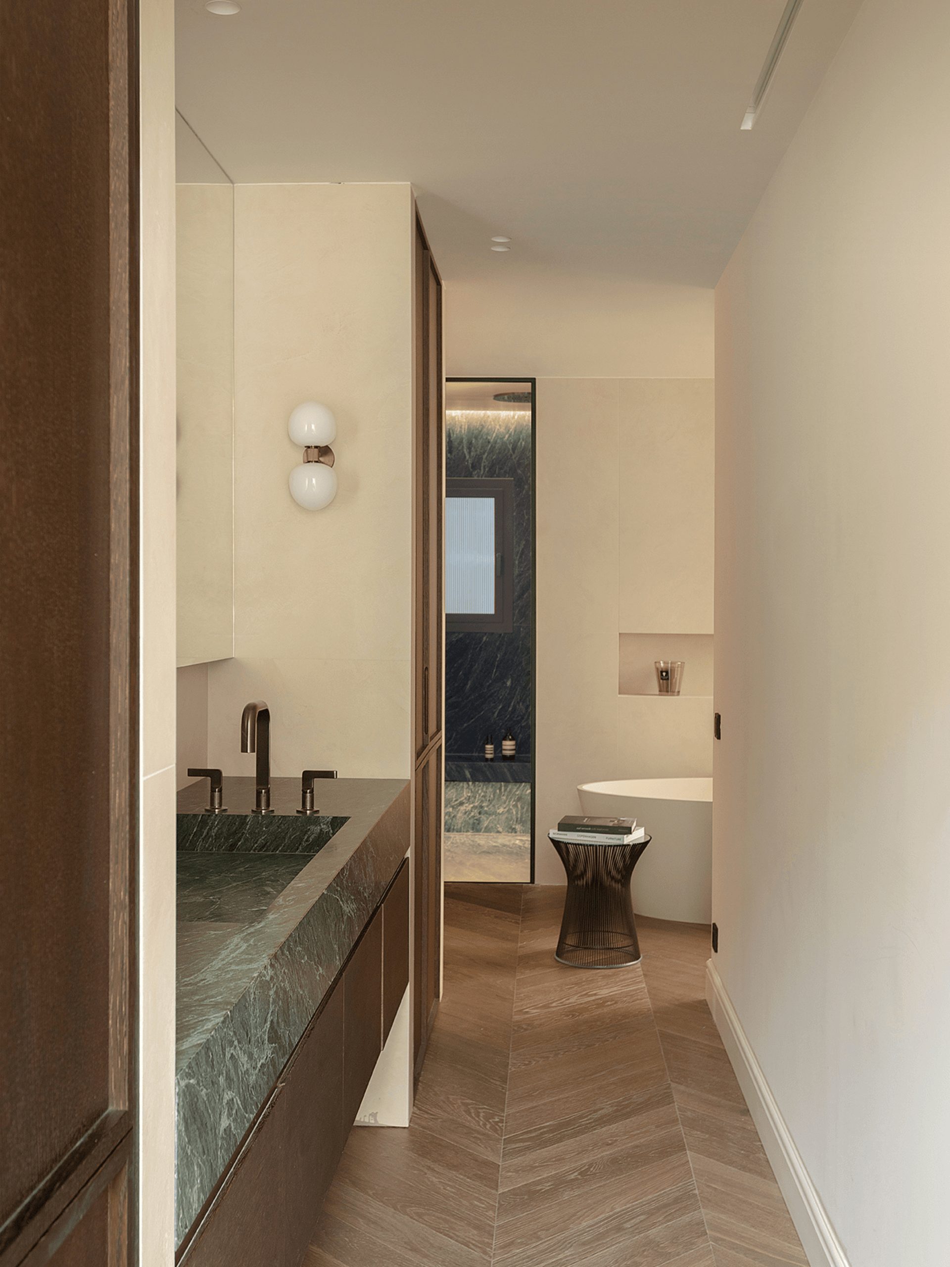salle de bain baignoire îlot design décoration contemporaine beige et marbre vert salle de bain baignoire îlot design décoration contemporaine beige et marbre vert
