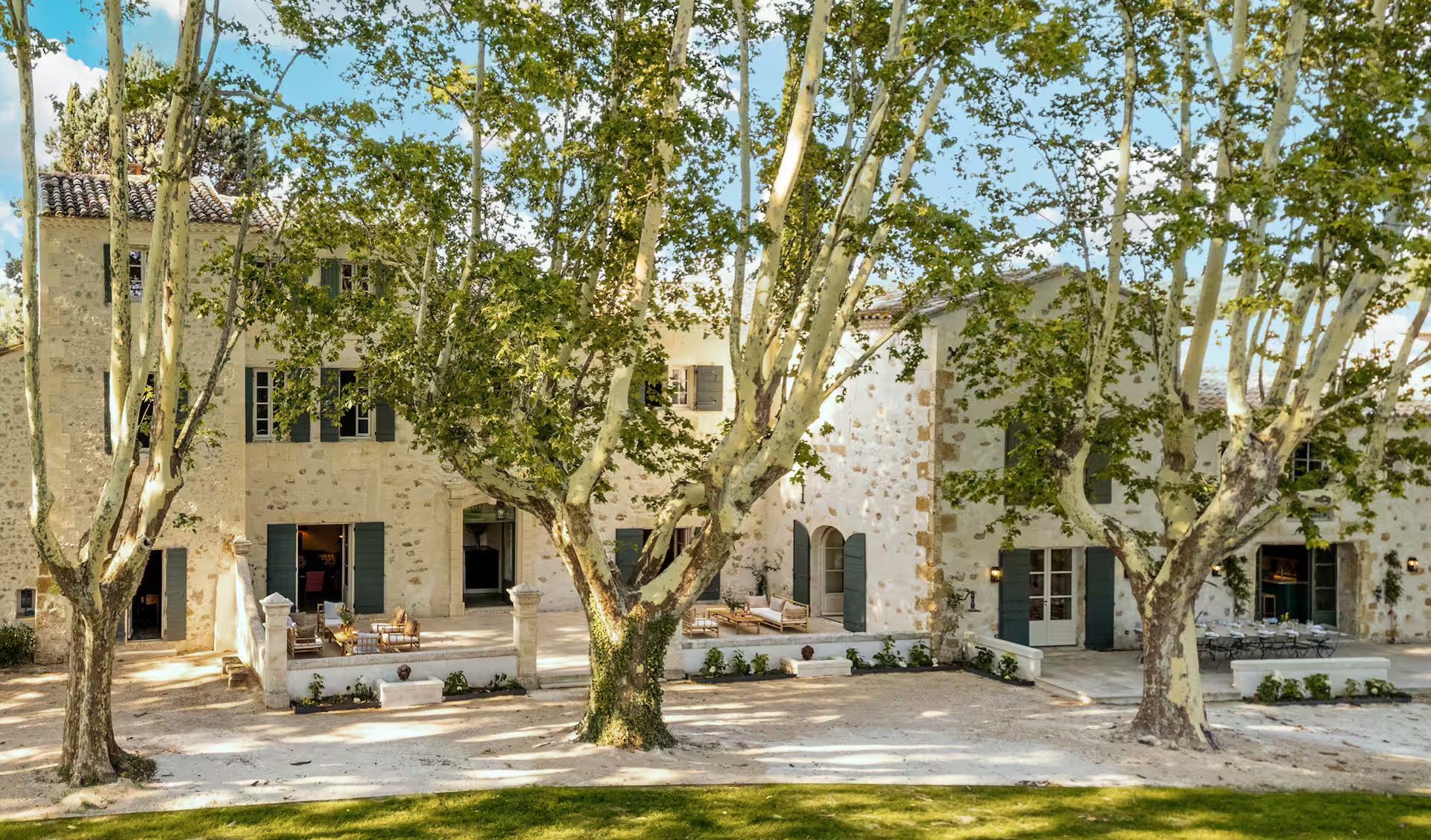 Un immense et authentique mas en pierres du 18e siècle en Provence