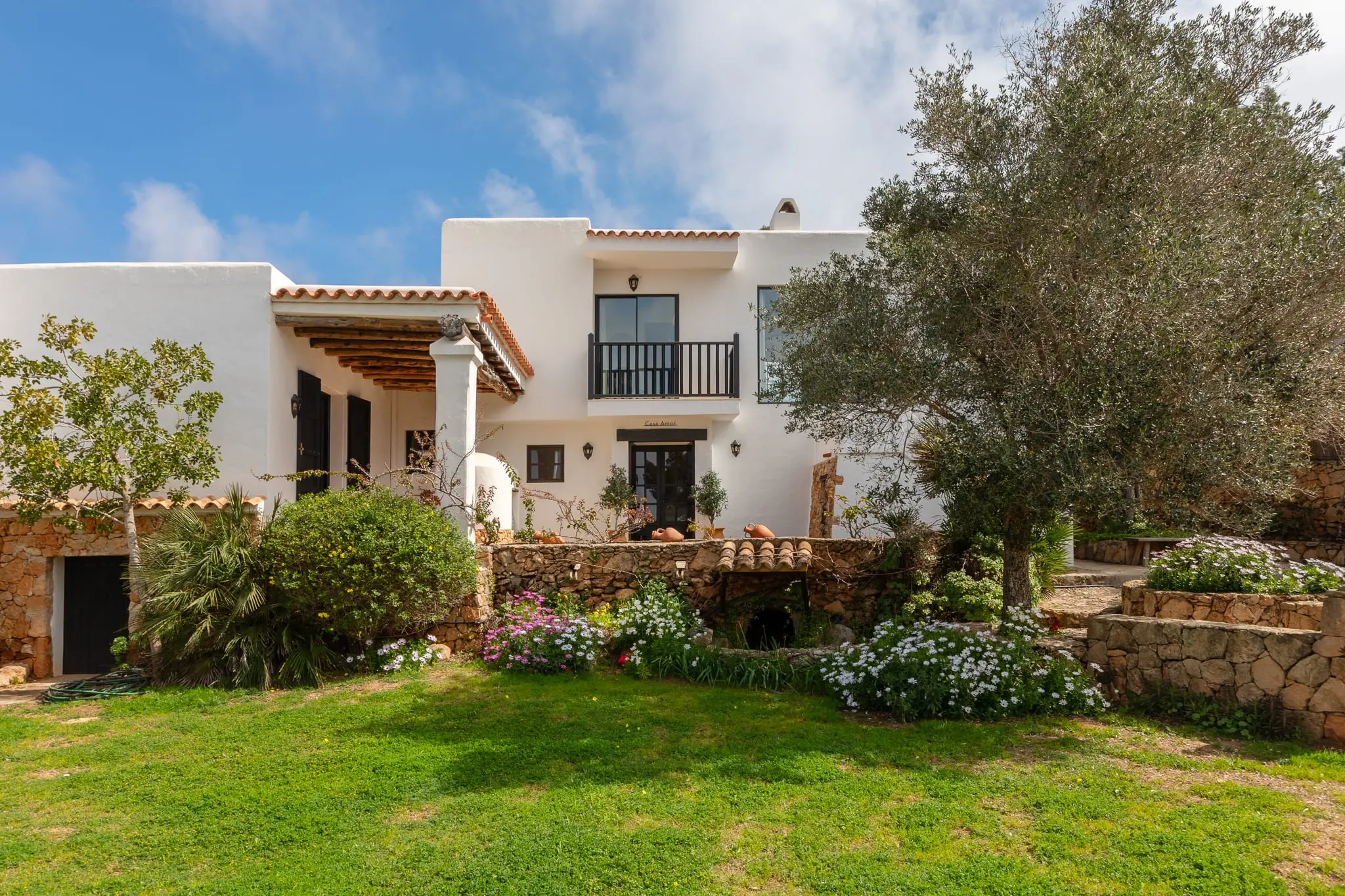 Une finca authentique modernisée à Ibiza transformée en rêve méditerranéen