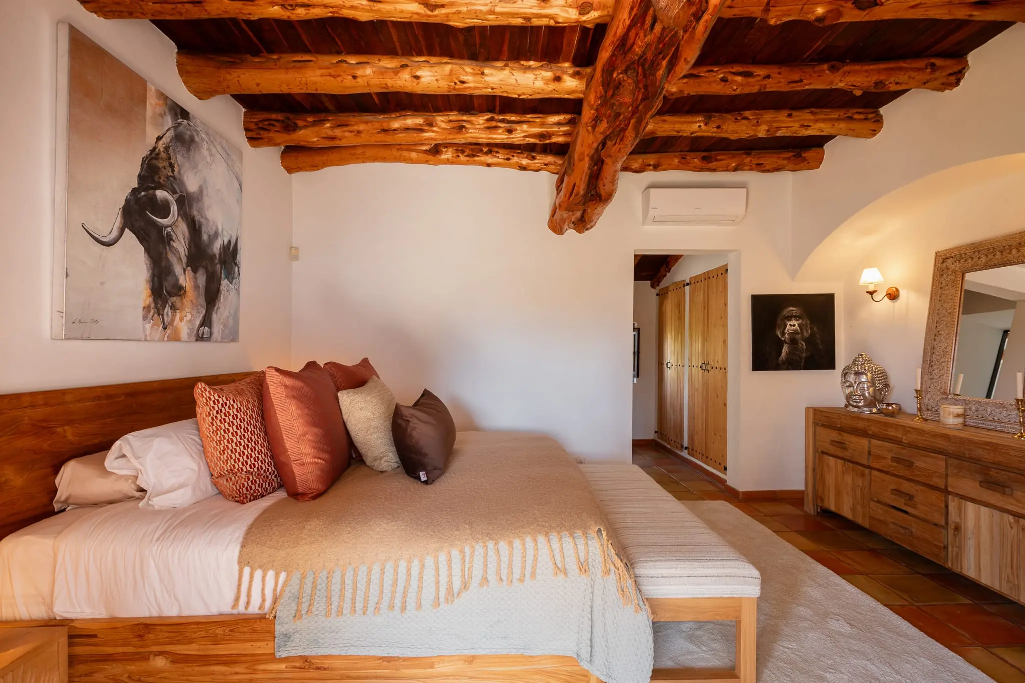 chambre avec poutres décoration contemporaine finca authentique modernisée à Ibiza avec piscine