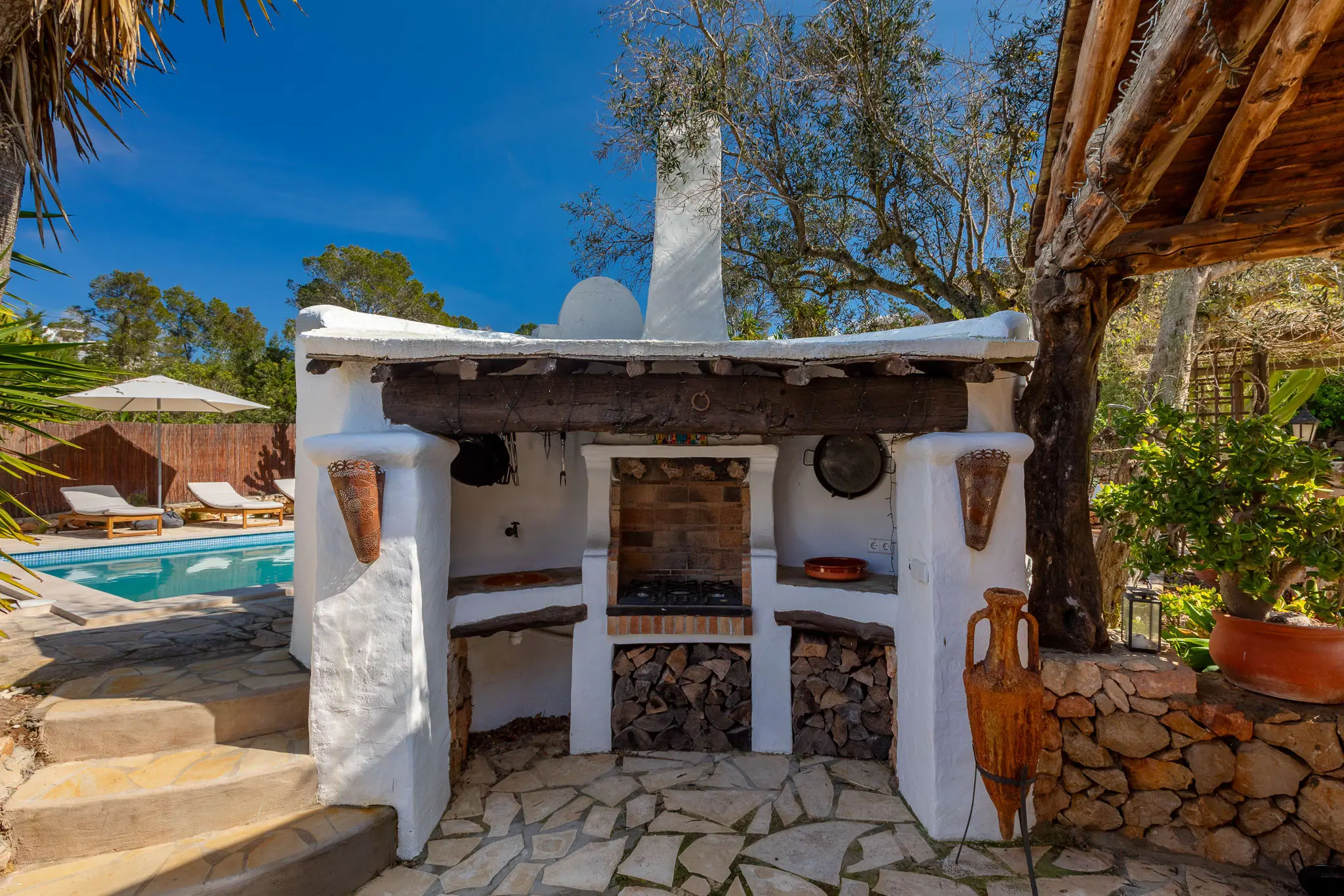 terrasse avec barbecue et piscine finca authentique modernisée à Ibiza