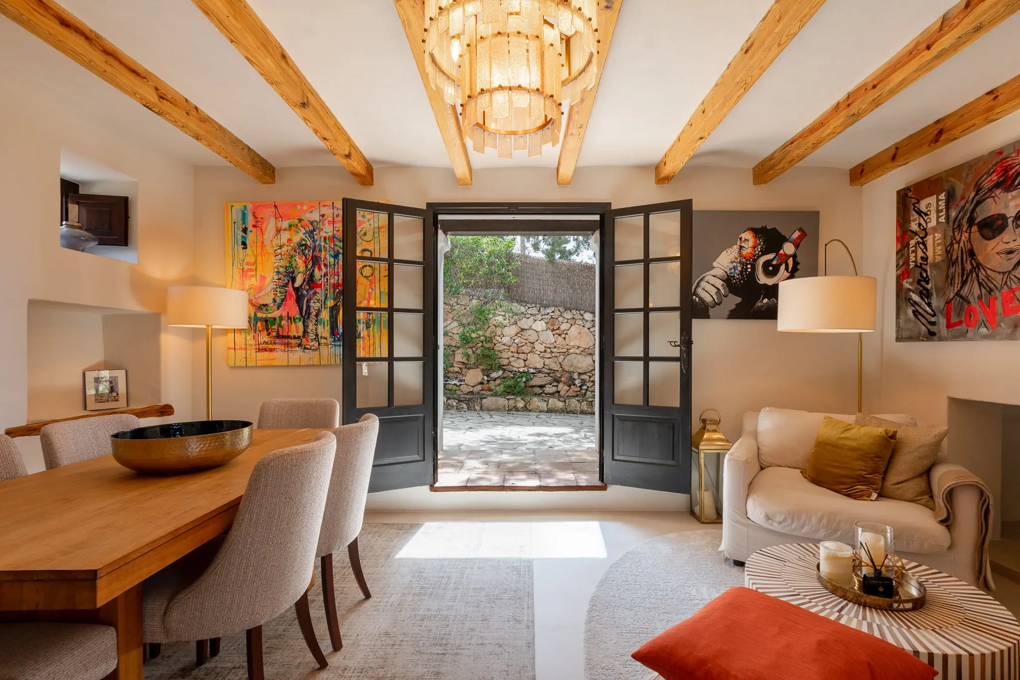 salle à manger avec poutres décoration contemporaine finca authentique modernisée à Ibiza avec piscine