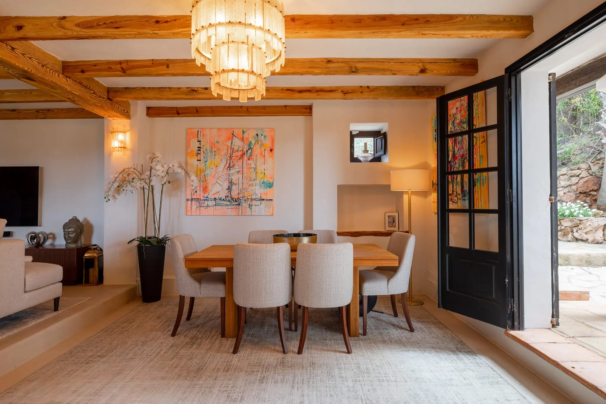 salle à manger avec poutres décoration contemporaine finca authentique modernisée à Ibiza avec piscine