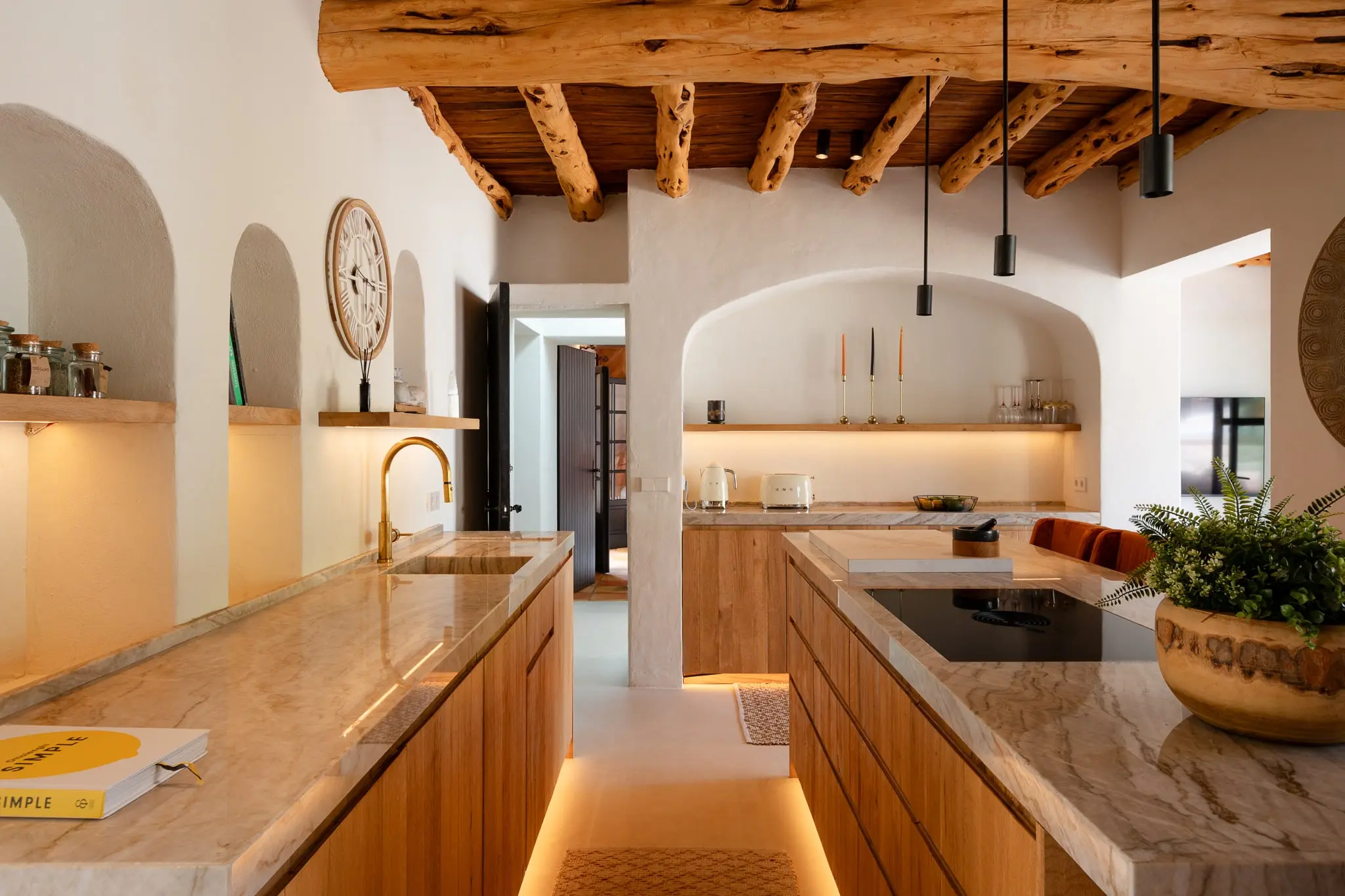 cuisine avec poutres décoration contemporaine finca authentique modernisée à Ibiza avec piscine