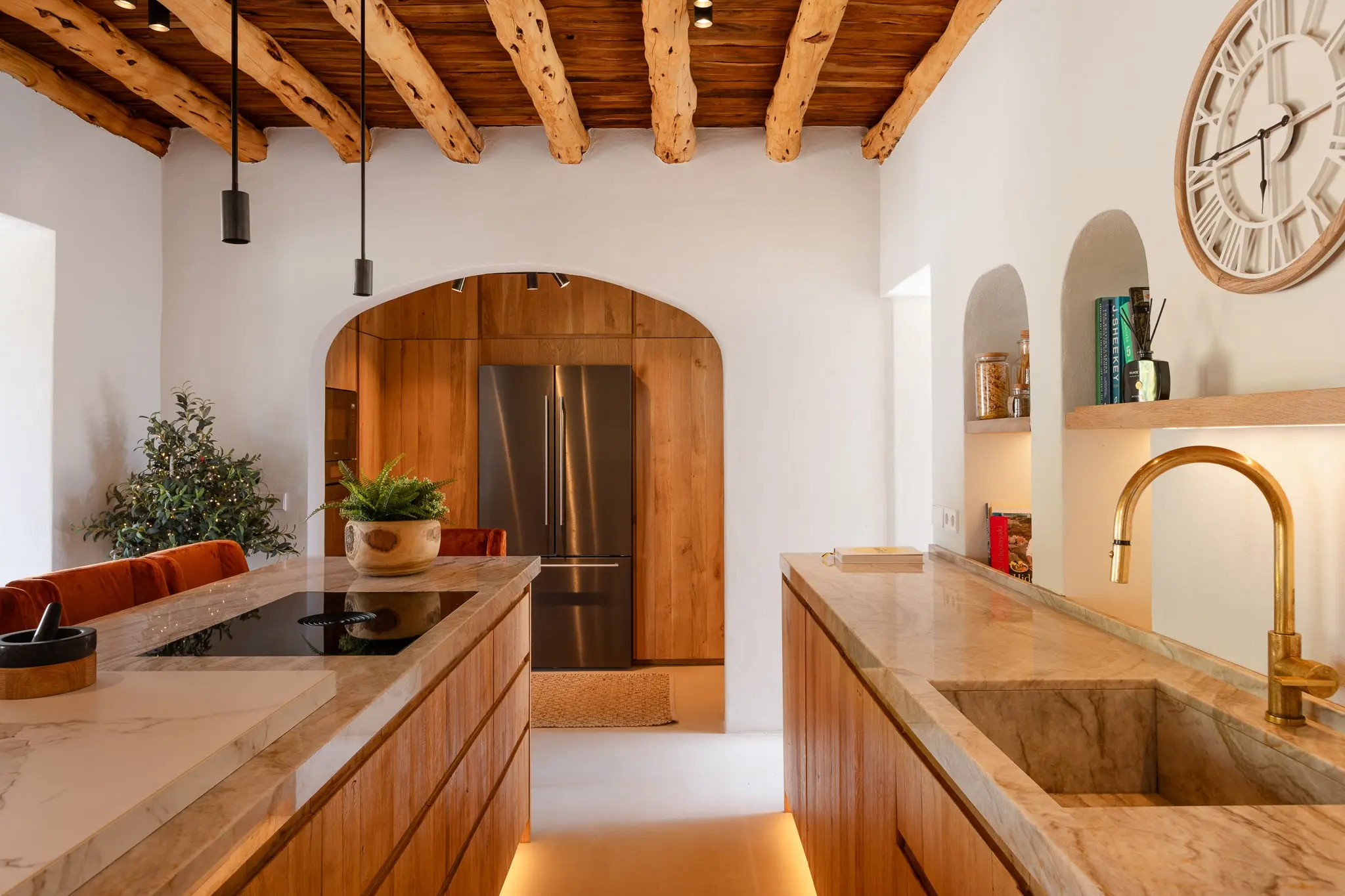 cuisine avec poutres décoration contemporaine finca authentique modernisée à Ibiza avec piscine