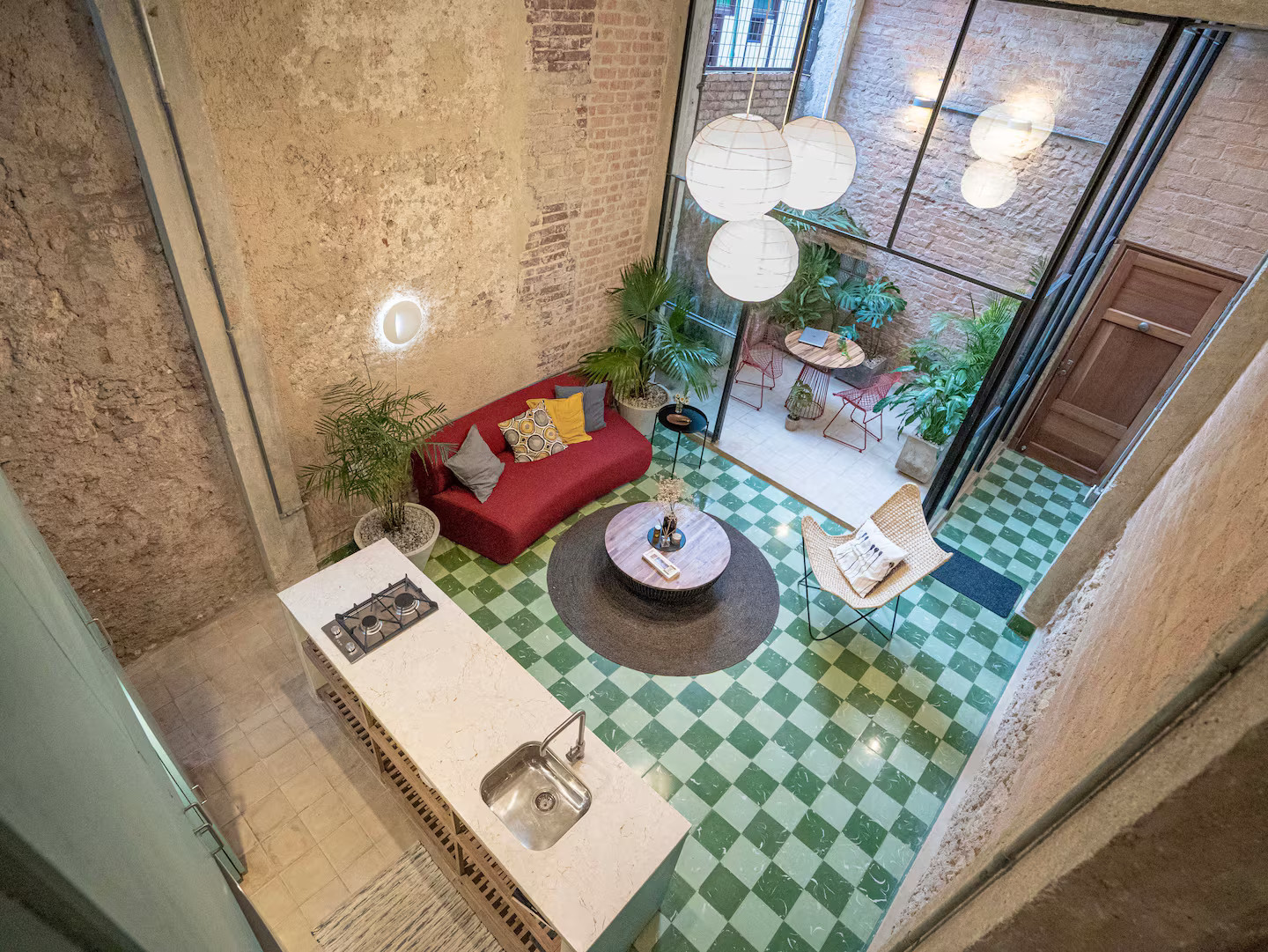 cuisine ouverte et salon décoration contemporaine avec fenêtre verrière sur patio et murs de briques anciennes appartement au cœur de La Havane cuisine ouverte et salon décoration contemporaine avec fenêtre verrière sur patio et murs de briques anciennes appartement au cœur de La Havane