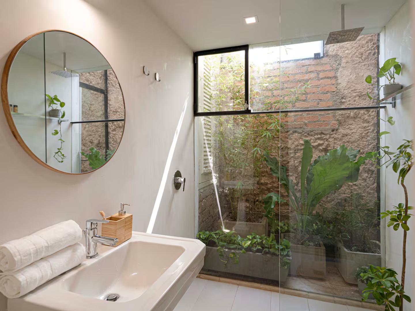 salle de bain avec patio appartement au cœur de La Havane salle de bain avec patio appartement au cœur de La Havane