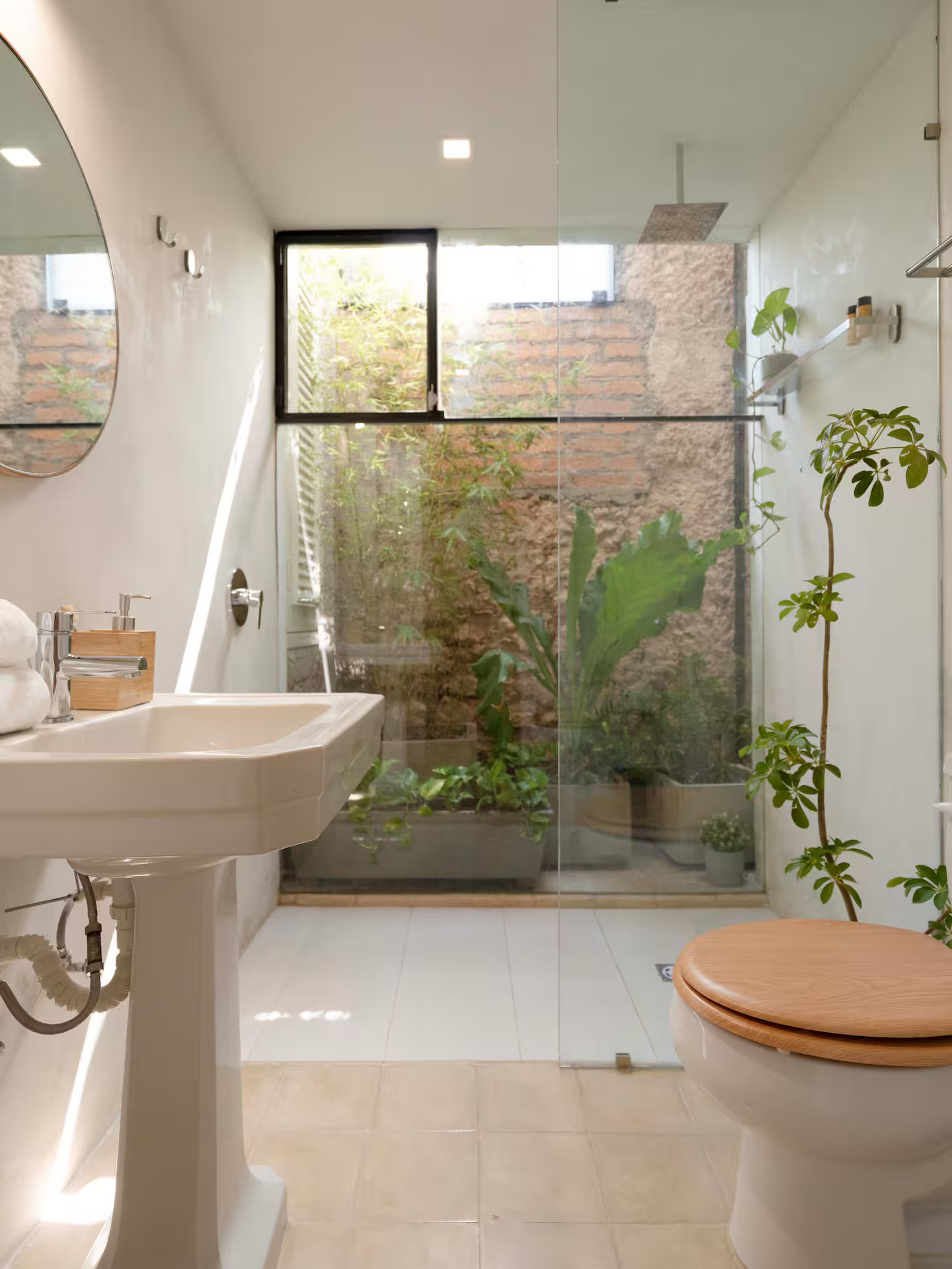 salle de bain avec patio appartement au cœur de La Havane salle de bain avec patio appartement au cœur de La Havane