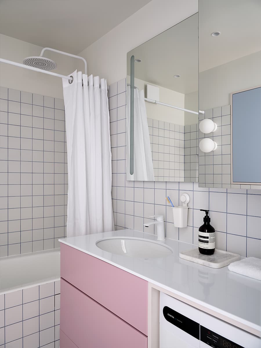 salle de bain rose et bleue deux-pièces 38m2