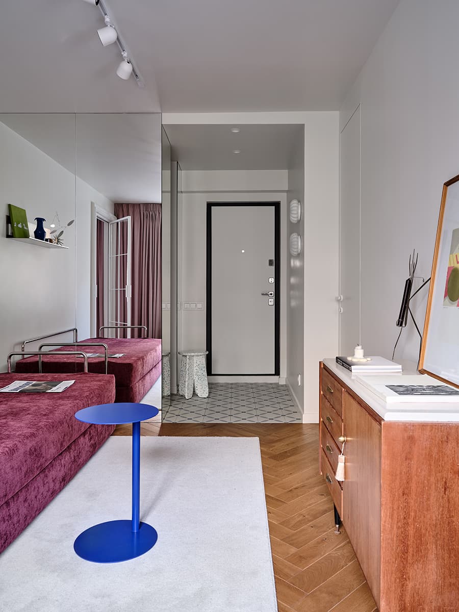 salon canapé rose et mur miroir deux-pièces 38m2