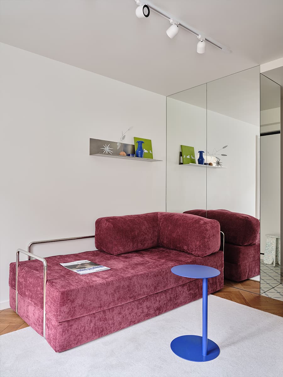 salon mur miroir canapé rose deux-pièces 38m2