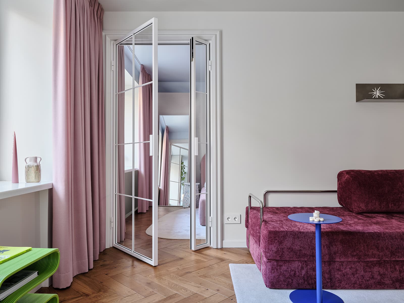 salon avec porte vitrée style verrière blanche pour chambre deux-pièces 38m2