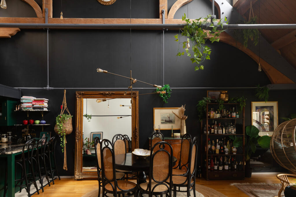 A vintage and maximalist duplex in London with a spectacular look