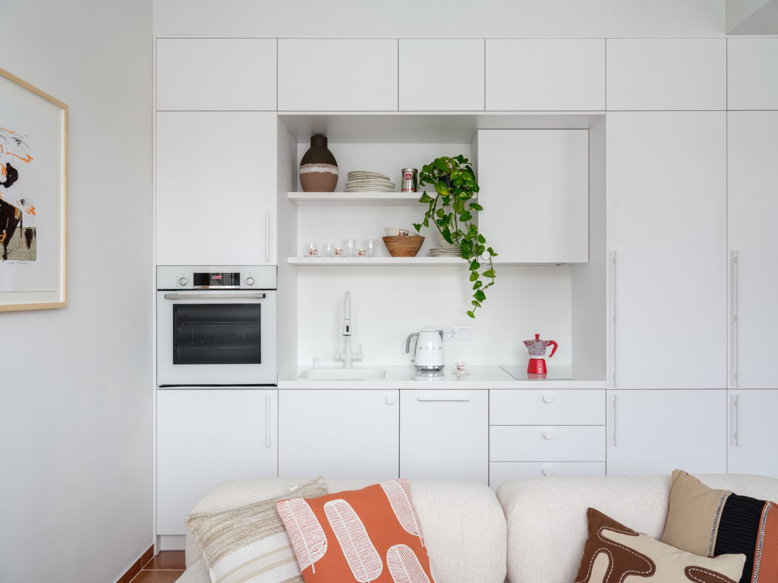 cuisine salon décoration vintage appartement rénové de trois-pièces de 50m2 seulement optimisé