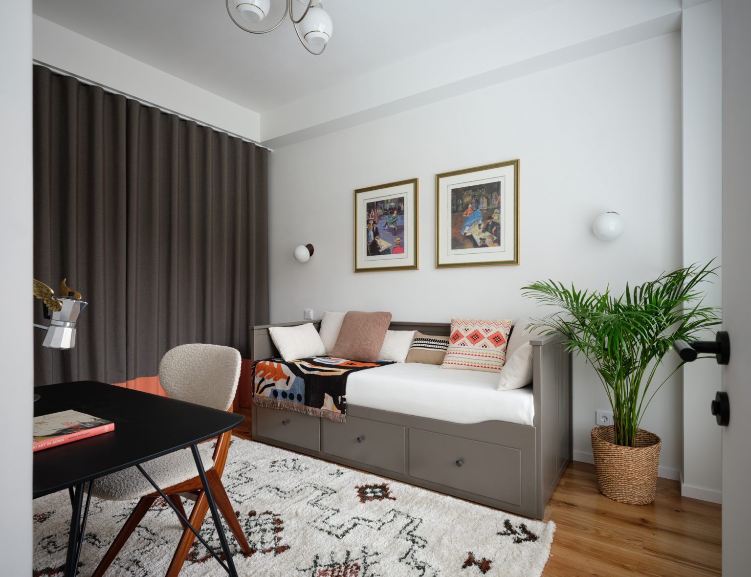 chambre avec placard fermé par rideau et bureau décoration vintage appartement rénové de trois-pièces de 50m2 seulement optimisé