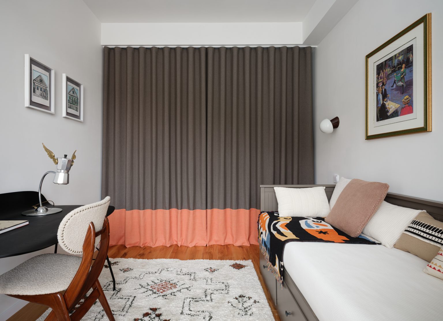 chambre avec placard fermé par rideau et bureau décoration vintage appartement rénové de trois-pièces de 50m2 seulement optimisé