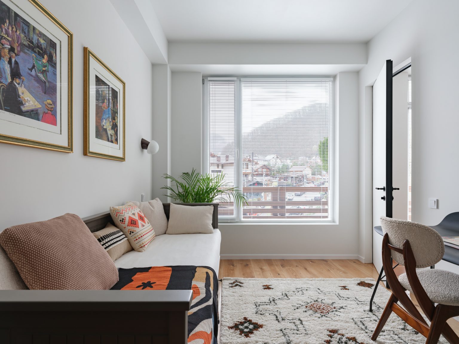 chambre avec bureau décoration vintage appartement rénové de trois-pièces de 50m2 seulement optimisé