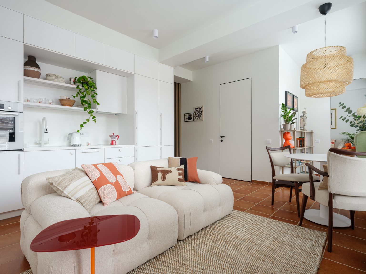 cuisine salon et salle à manger décoration vintage appartement rénové de trois-pièces de 50m2 seulement optimisé