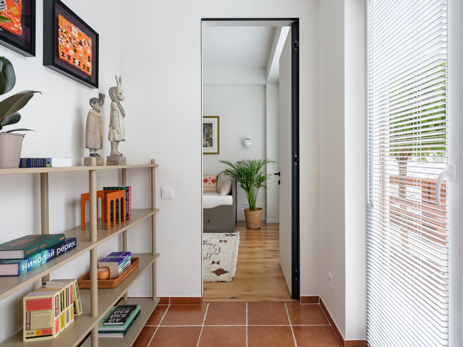 couloir et chambre décoration vintage appartement rénové de trois-pièces de 50m2 seulement optimisé