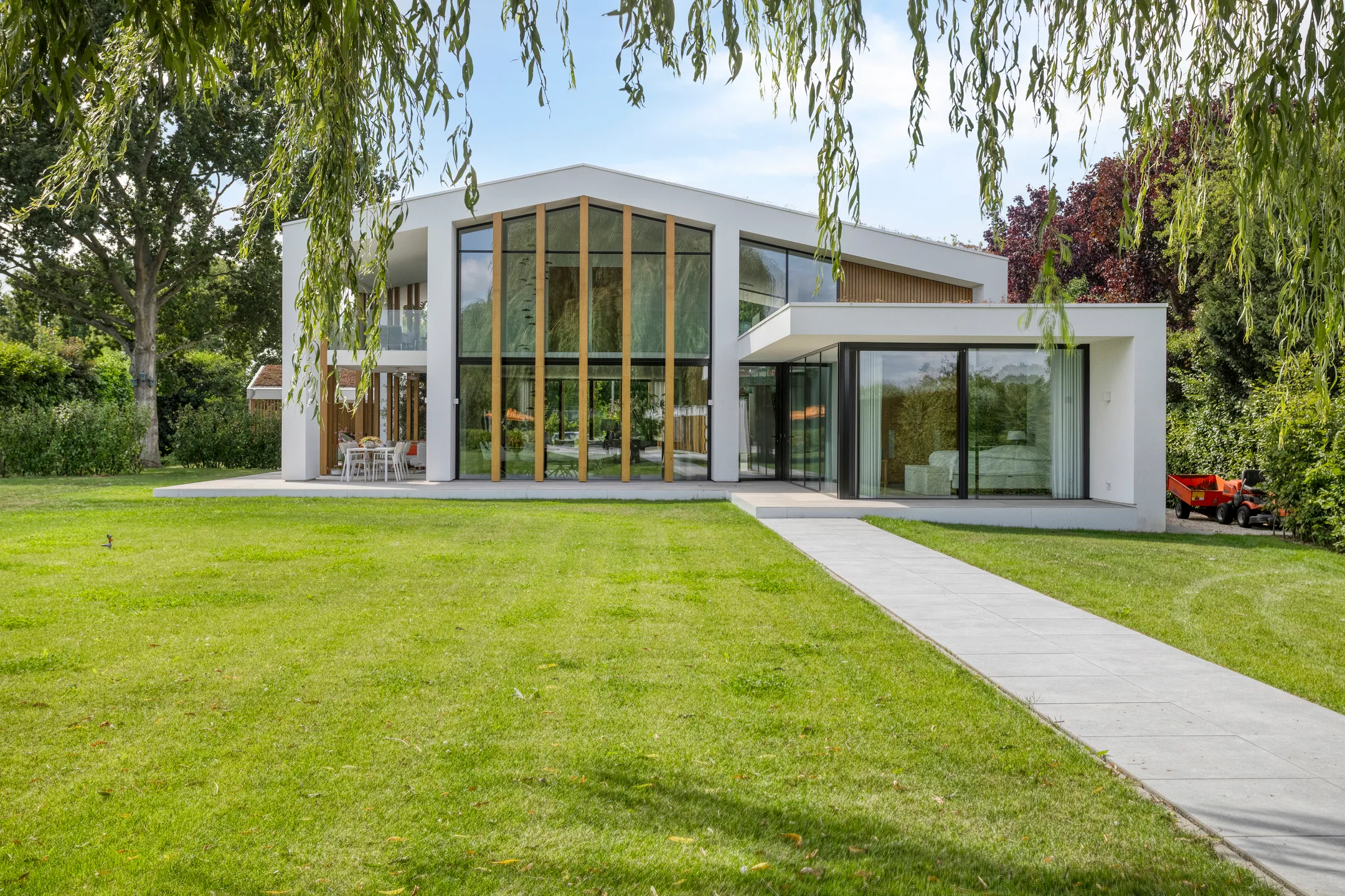 Une maison design avec piscine en Hollande et son extérieur convivial