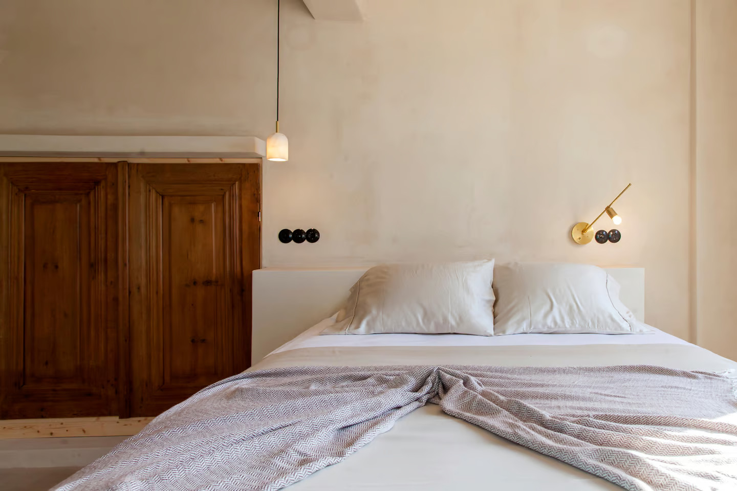 beige minimalist bedroom