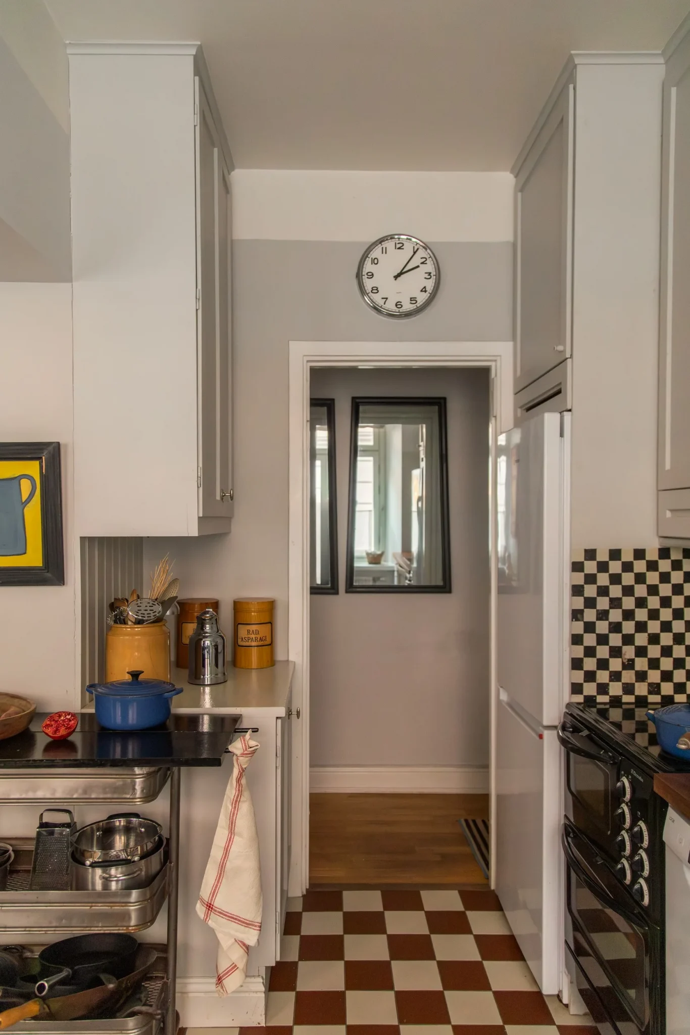 cuisine décoration vintage sol à damier rouge et blanc murs gris appartement 55m2 Suède cuisine décoration vintage sol à damier rouge et blanc murs gris appartement 55m2 Suède