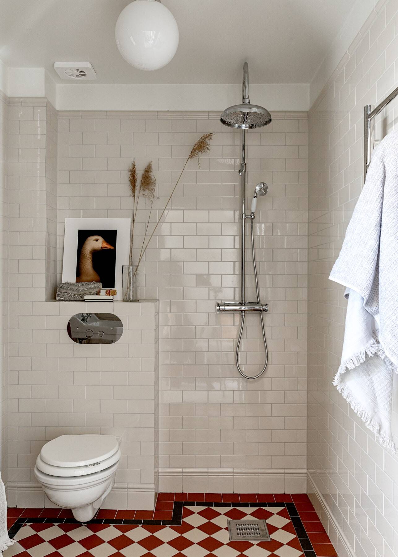 salle de bain sol à damier rétro rouge et blanc salle de bain sol à damier rétro rouge et blanc