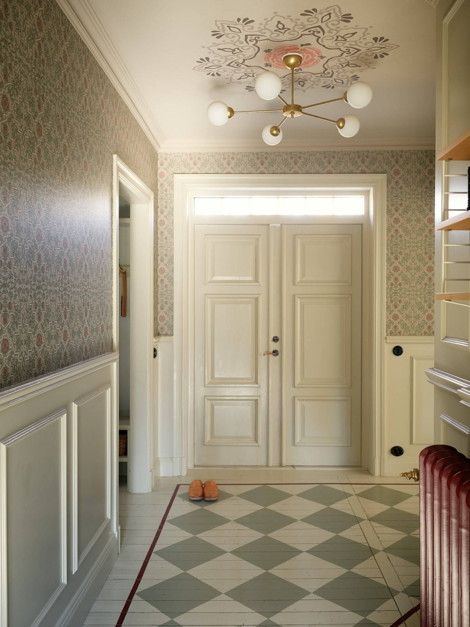 entrée avec sol à damier peint sur parquet entrée avec sol à damier peint sur parquet