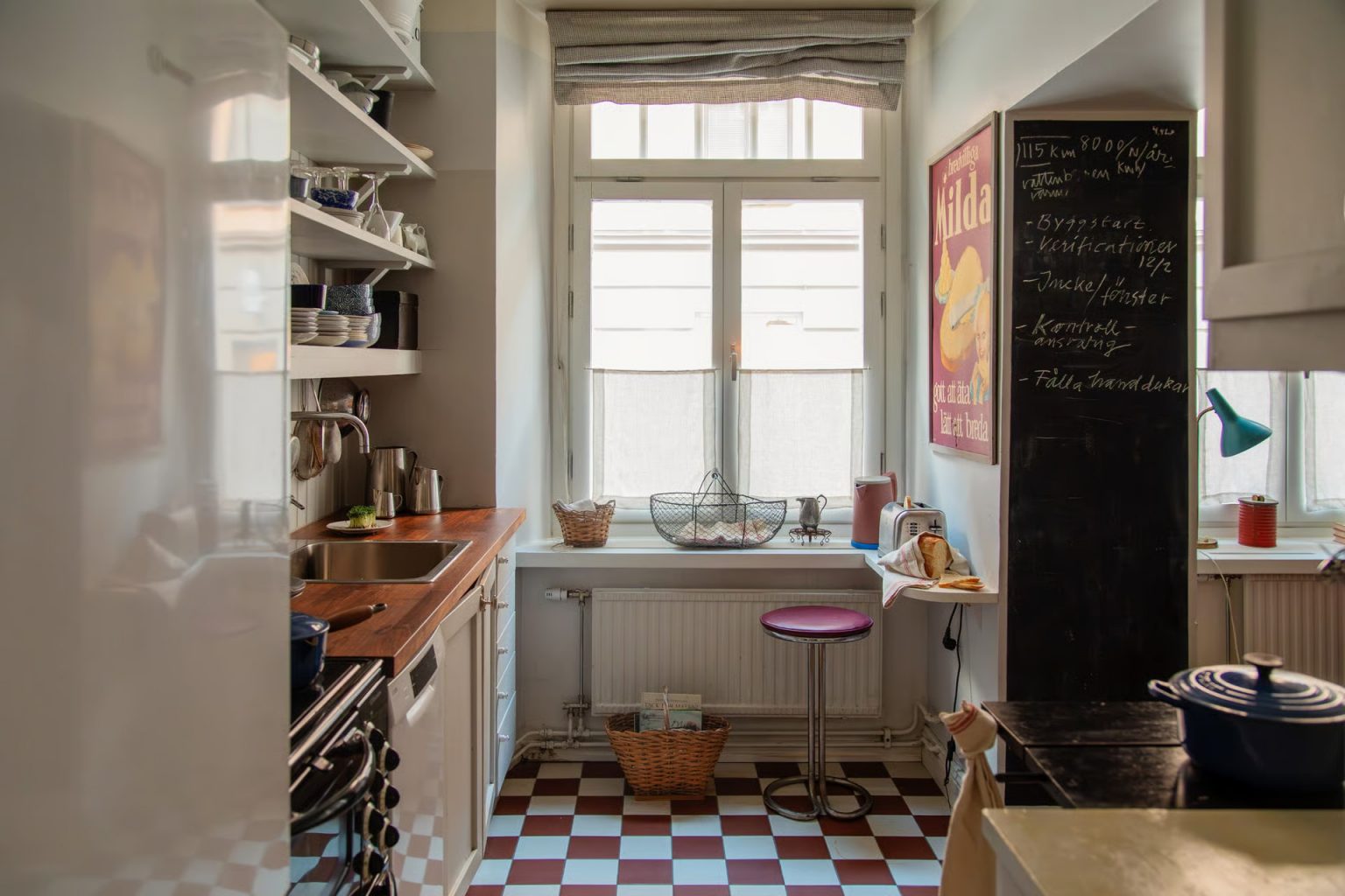 cuisine décoration vintage sol à damier rouge et blanc murs gris appartement 55m2 Suède cuisine décoration vintage sol à damier rouge et blanc murs gris appartement 55m2 Suède