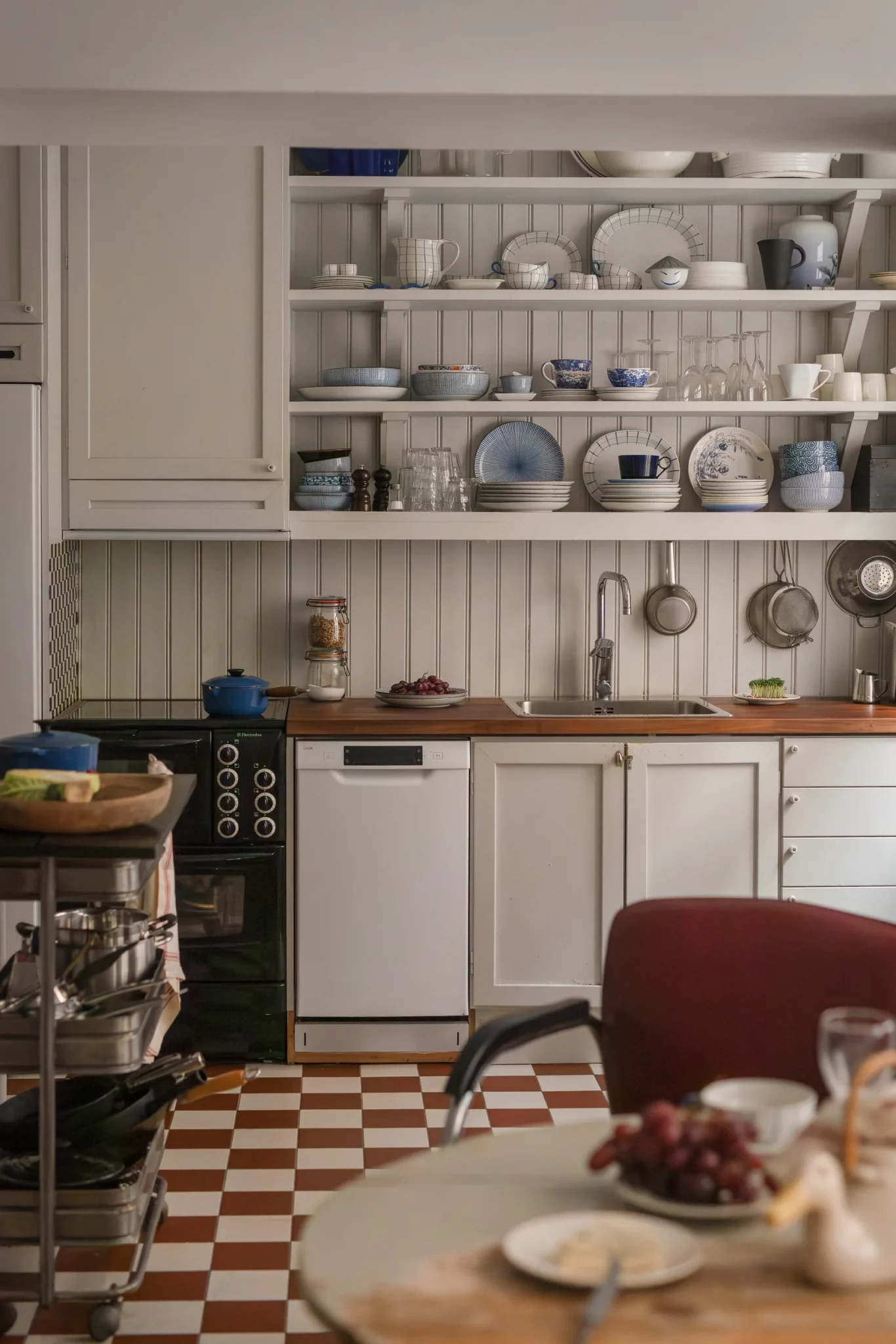 cuisine décoration vintage sol à damier rouge et blanc murs gris appartement 55m2 Suède cuisine décoration vintage sol à damier rouge et blanc murs gris appartement 55m2 Suède