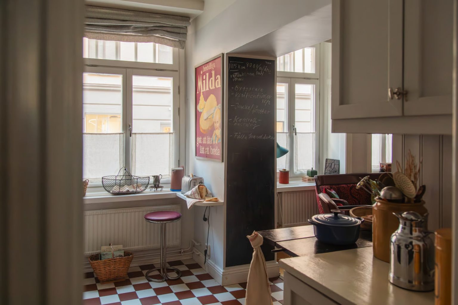 cuisine décoration vintage sol à damier rouge et blanc murs gris appartement 55m2 Suède cuisine décoration vintage sol à damier rouge et blanc murs gris appartement 55m2 Suède